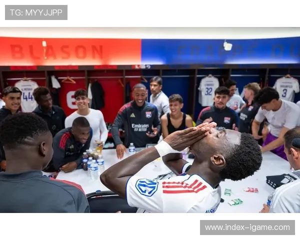 里昂与马赛激战正酣 足球豪门对决展现法甲顶级魅力